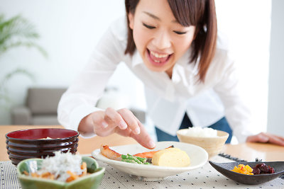 Mergina mėgaujasi japonų virtuvės patiekalais