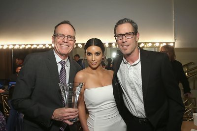 Kim Kardashian ir  Harvey Reese (dešinėje) bei Jonathanas Murray