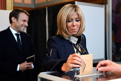 Prancūzijos prezidentas Emmanuelis Macronas su žmona Brigitte Trogneux pasaulį žavi savo meilės istorija