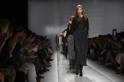 2015-ųjų vasaros „Max Mara“ mados namų puošiama moteris paliks vietos fantazijai