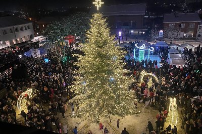 Plungėje aukso švieselėmis sutvisko Kalėdų eglė: žaliaskarė – dovanota gyventojų