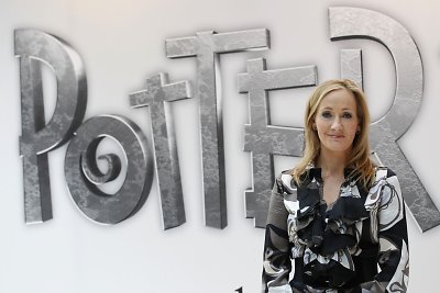 Aukcione parduodama J.K.Rowling kėdė, ant kurios sėdėdama ji parašė dvi Hario Poterio knygas