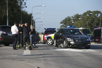 Po avarijos automobilis, kuriuo buvo vežamas Švedijos karalius Carlas XVI Gustafas.