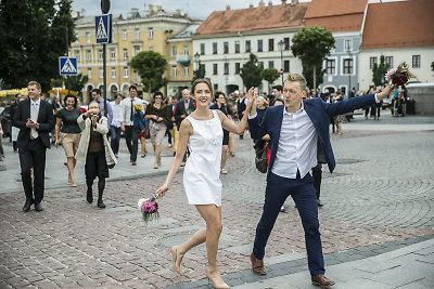 Originalios Ados Jonušės ir Martino Ebelingo vestuvės: svečių eiseną barstant gėles įkvėpė Nepalas