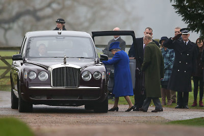 Karalienė Elizabeth II po stipraus peršalimo pasirodė viešumoje