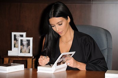 Kim Kardashian pasirašo ant savo knygos „Selfish“