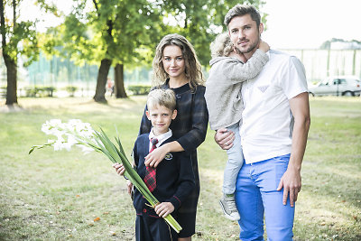 Saulius ir Roberta Mikoliūnai su mažuoju sūnumi Oskaru Jonu ir pirmoku Kajumi 