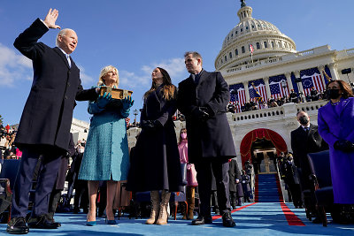 Joe Bidenas tuojau prisieks kaip 46-asis Jungtinių Amerikos Valstijų prezidentas. Akimirkos liudytojai – Bibliją laikanti žmona Jill Biden, jų dukra Ashley ir Joe sūnus Hunteris. Skrupulingai sukurtas naujosios pirmosios damos įvaizdis: Jill Biden pagal užsakymą siūtas paltas ir suknelė – „Markarian