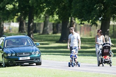 Skubėdama į bažnyčią karalienė Elizabeth II aplenkė jauną šeimą ir apvažiavo ją per veją