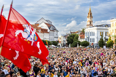 Tautiškos giesmės giedojimas Rotušės aikštėje