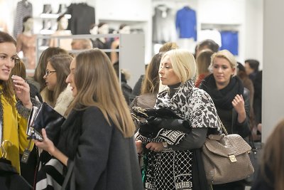 Pirkėjai šluoja „Balmain x H&M“ kolekciją