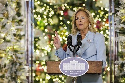 Jill Biden atvėrė kalėdiškai išpuoštų Baltųjų rūmų duris