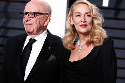 Rupertas Murdochas ir Jerry Hall 2017-aisiais „Vanity Fair“ vakarėlyje / Getty nuotrauka