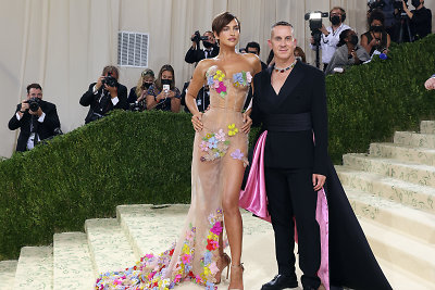 Su modeliu Irina Shayk šiemetiniame „Met Gala“ pokylyje. Irinos suknelė – be abejo, „Moschino“ / Getty nuotrauka