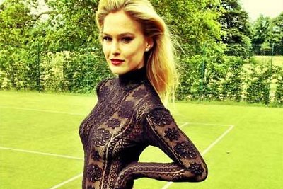 Bar Refaeli naujausioje fotosesijoje apsitempė seksualų nėriniuotą triko