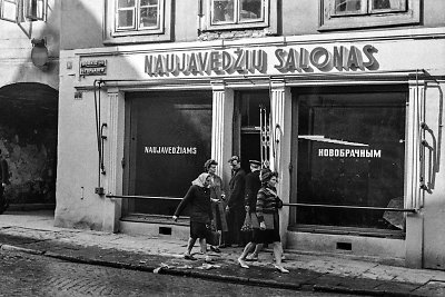 „Naujavedžių salonas“ tuometėje M. Gorkio gatvėje 1962-aisiais / Lietuvos nacionalinio muziejaus nuotrauka iš Algimanto Kunčiaus albumo „Fotografuota Vilniuje 1960–1970 metais“