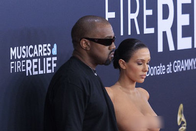 Kanye Westas su žmona Bianca Censori ant „Grammy“ raudonojo kilimo