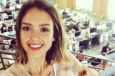 Jessica Alba savo kompanijos „The Honest Company“ biure