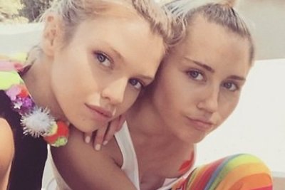 Miley Cyrus pastebėta aistringai besibučiuojanti su „Victoria's Secret“ angelu Stella Maxwell