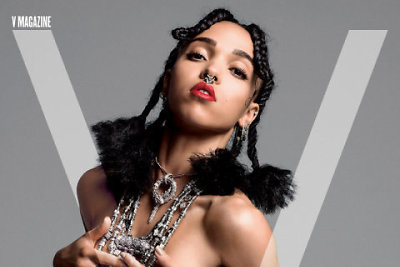 Roberto Pattinsono mylimoji FKA Twigs žurnalo viršeliui pozavo be liemenėlės