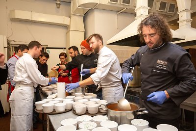 „Caritas“ lankytojus į šventinius pietus kviečia septynių Vilniaus viešbučių restoranai