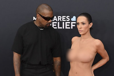 Kanye Westas su žmona Bianca Censori ant „Grammy“ raudonojo kilimo