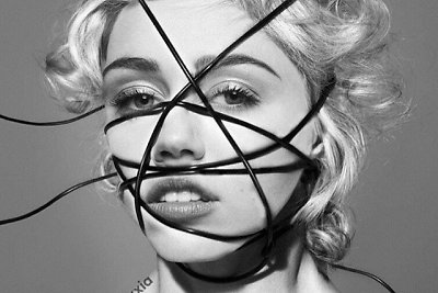 Madonna sukritikuota už savo albumo reklamą su apraizgytais garsenybių veidais