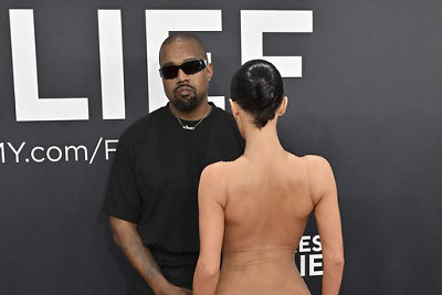 Kanye Westas su žmona Bianca Censori ant „Grammy“ raudonojo kilimo