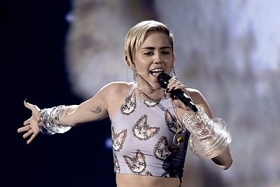 Miley Cyrus prisidėjo prie kampanijos, palaikančios moterų teisę viešai apsinuoginti