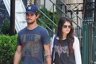 Tayloras Lautneris užmezgė romantiškus santykius su kolege Marie Avgeropoulos