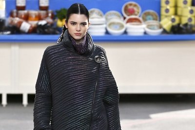 Kendall Jenner „Chanel“ kolekcijos pristatyme