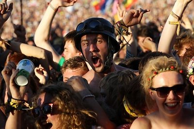 „Glastonbury“ festivalio žiūrovų reakcija išgirdus „Pendulum“ grupės būgnus