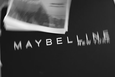 Akimirka iš „Maybelline NY Squad“ 2024 m. fotosesijos užkulisių