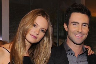 Apie seksualiausio vyro titulą sužinojusi Adamo Levine'o sužadėtinė Behati Prinsloo prapliupo juokais