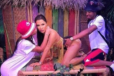 Įsismaginę lankytojai prie vaškinės Nicki Minaj figūros