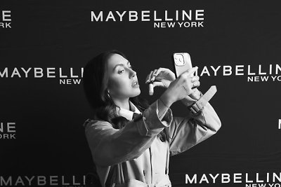 Akimirkos iš „Maybelline NY Squad“ 2024 m. fotosesijos užkulisių