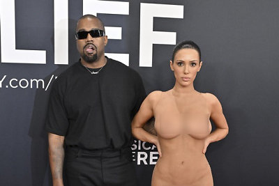 Kanye Westas su žmona Bianca Censori ant „Grammy“ raudonojo kilimo