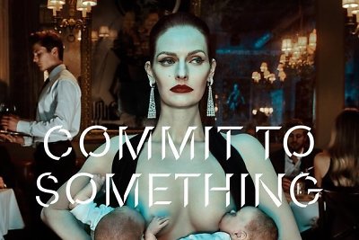 Vaikų neturinti aktorė ir modelis Lydia Hearst reklamoje krūtimi maitina dvynukus