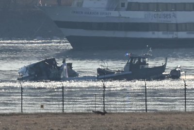 Vyksta gelbėjimo darbai po to, kai Vašingtono oro uoste susidūrė keleivinis lėktuvas ir karinis sraigtasparnis