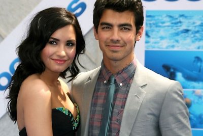 Joe Jonas pirmą marihuanos suktinę surūkė įkalbėtas Miley Cyrus ir Demi Lovato