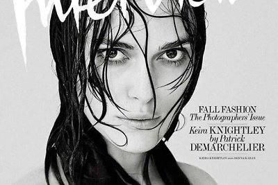 Atviroje fotosesijoje Keira Knightley visiškai apnuogino savo krūtis