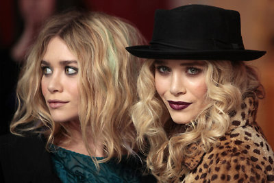 Seserys Ashley Olsen (kairėje) ir Mary-Kate Olsen 