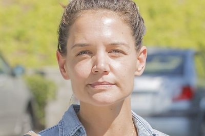 Meile besidžiaugianti Katie Holmes Los Andžele pasirodė be lašo makiažo