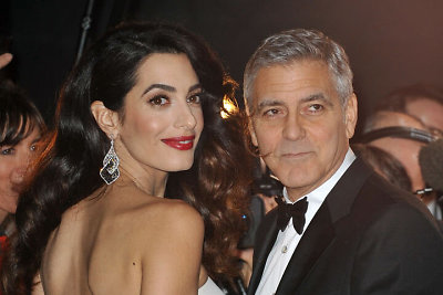 Amal ir George'as Clooney „Cezario“ apdovanojimų ceremonijoje