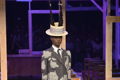 Thomo Browne’o 2016 m. pavasario-vasaros kolekcijos modelis