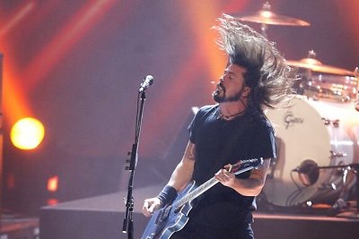 Dave'ui Grohlui scenoje susilaužius koją, „Foo Fighters“ atšaukė koncertus Europoje