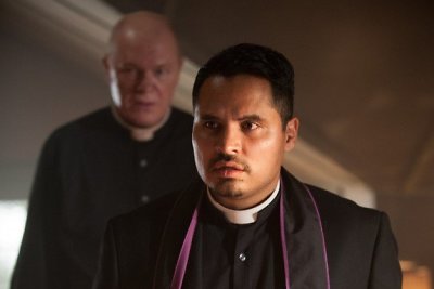 Kunigu filme „Vatikano įrašai“ tapęs Michaelas Pena personažą kūrė pagal vaikystės prisiminimus