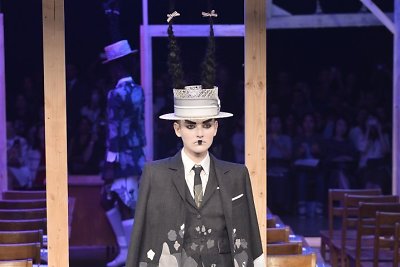 Thomo Browne’o 2016 m. pavasario-vasaros kolekcijos modelis