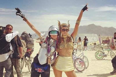 „Burning Man“ festivalyje šėlusios žvaigždės išlaisvino savo stilių