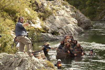 Peteris Jacksonas juostos „Hobitas: Smogo dykynė“ filmavimo aikštelėje